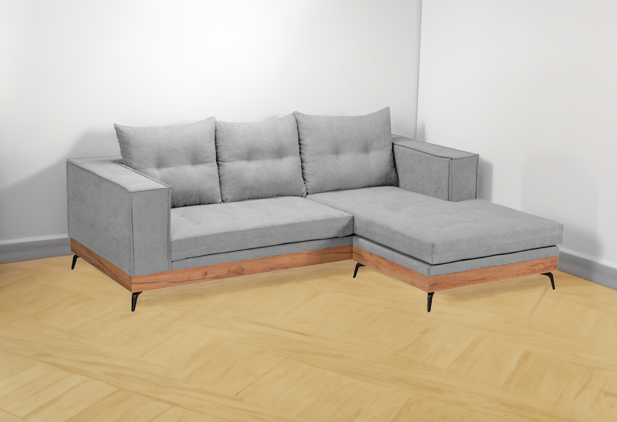 Απεικονίζεται ο καναπές σε εναν χώρο.
